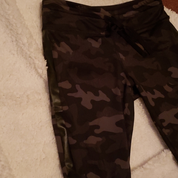 Forever 21 camo leggings size medium - Picture 4 of 5